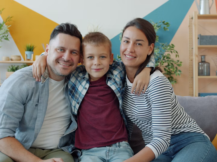 Familia feliz protegida por su seguro